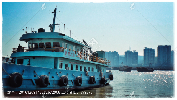 漁船背后的城市
