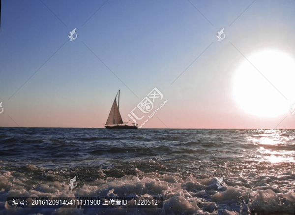 寂寞的風(fēng)帆飄過海邊的夏日