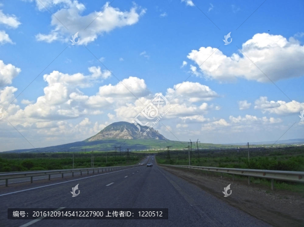 寬闊的公路和山脈。