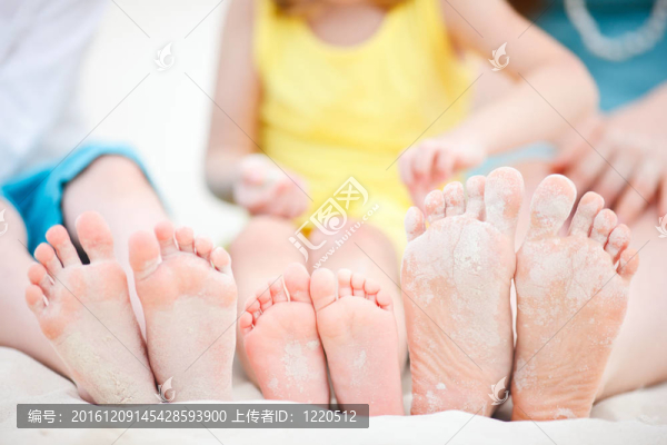 沙灘上的家庭腳