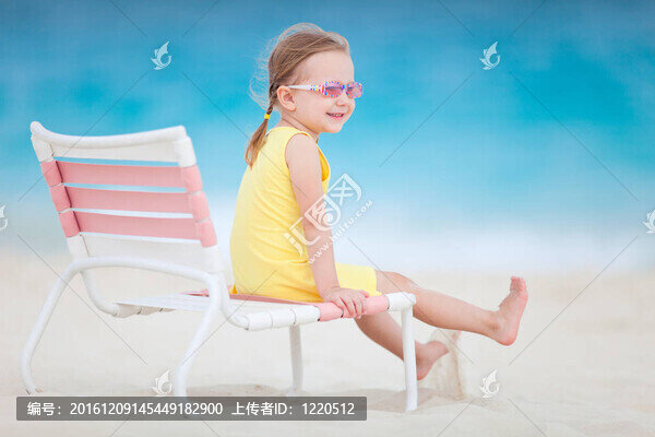 海灘可愛(ài)的小女孩