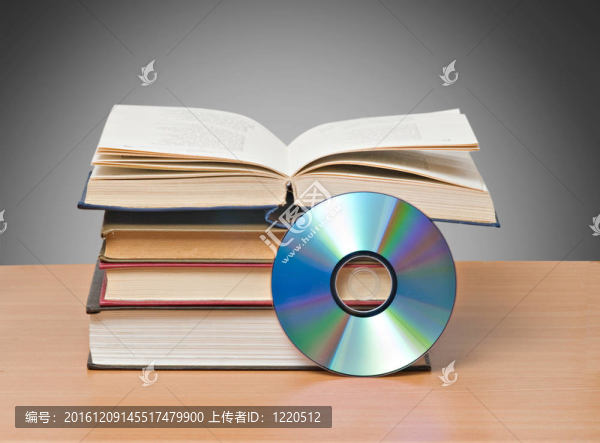 打開的書和DVD作為信息的舊的和新的方法的符號