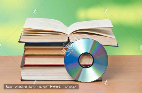 打開(kāi)的書(shū)和DVD光盤(pán)作為信息的舊的和新的方法的符號(hào)