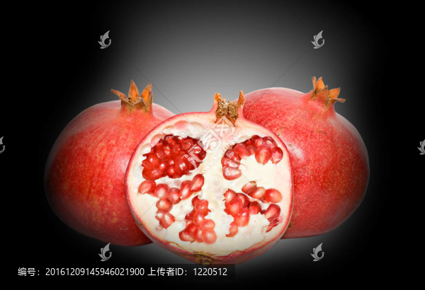 成熟的石榴和部分孤立在黑色的背景