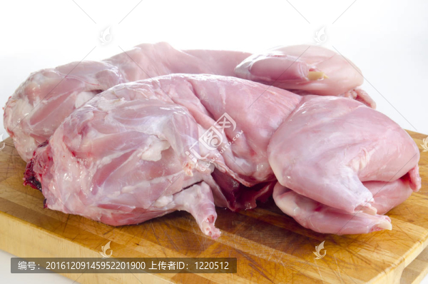 剛被宰殺的兔子在木板上