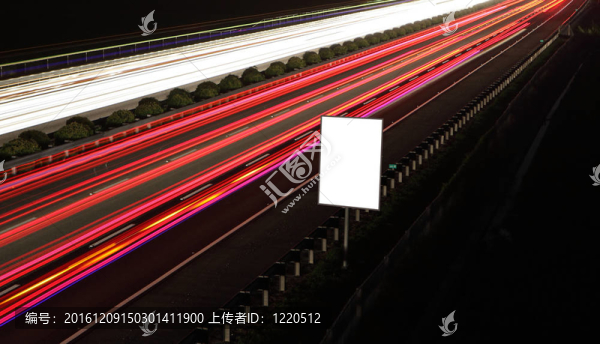 夜晚高速公路上的空廣告牌