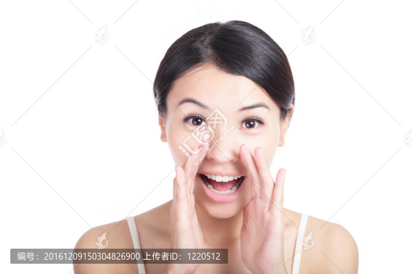 年輕女子開心私語短信