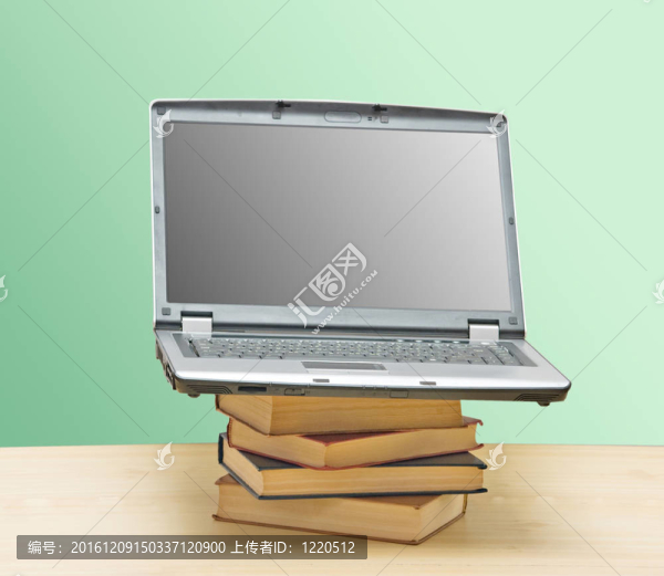 筆記本在一堆書上