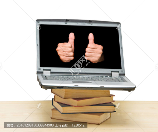 筆記本上堆書和手的組合