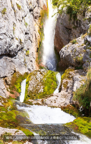 瀑布；Julian,Alps