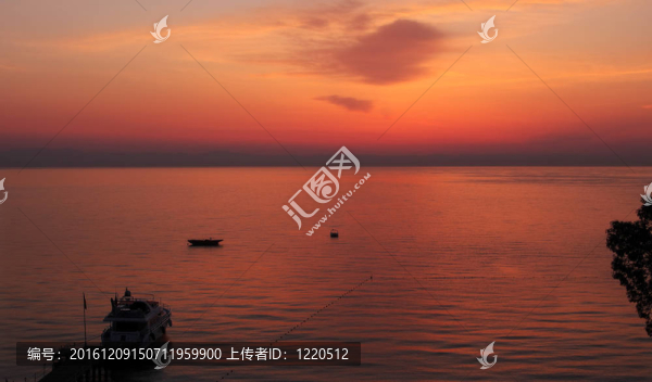 日出前安塔利亞灣上空的時刻。