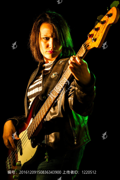 女子扮演Bass,Guitar