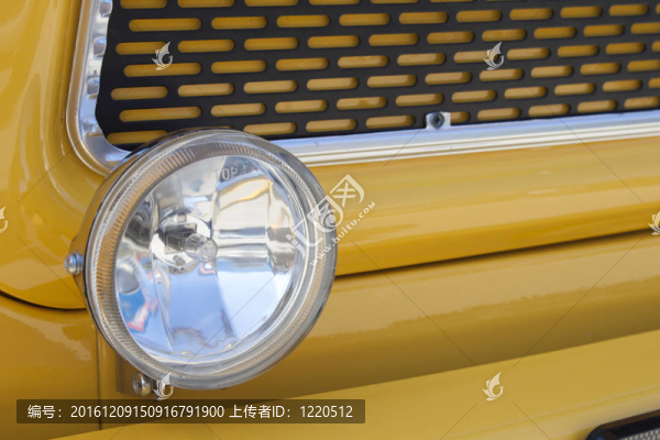 黃色汽車頭燈。車展。