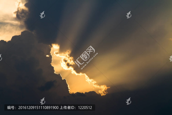 陽(yáng)光透過(guò)烏云照射