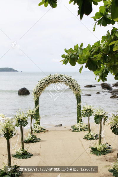 美麗的海灘婚禮設置。