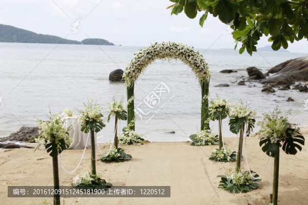 美麗的海灘婚禮設(shè)置。