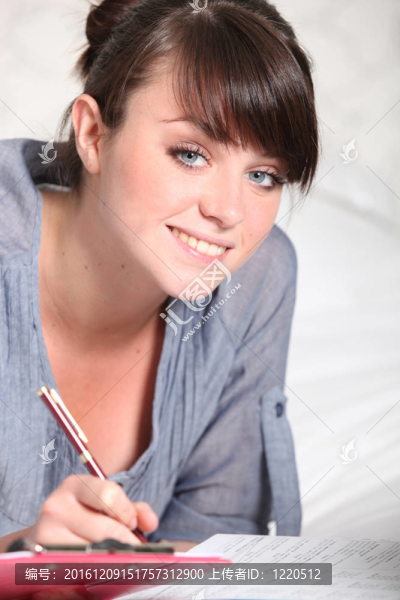 年輕女子在家放松