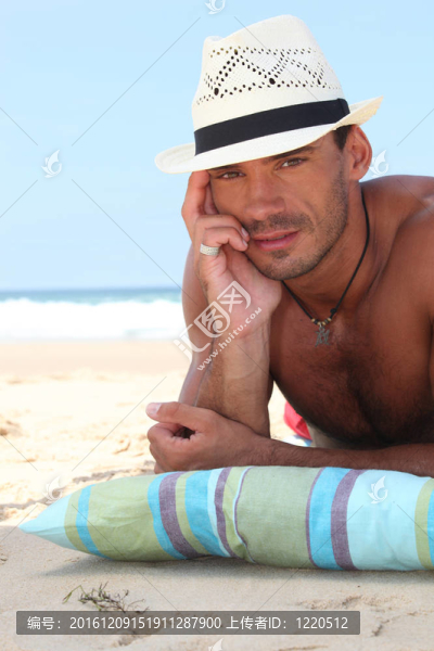 沙灘上的草帽巴拿馬男人