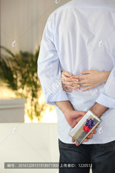 男子抱驚喜禮品