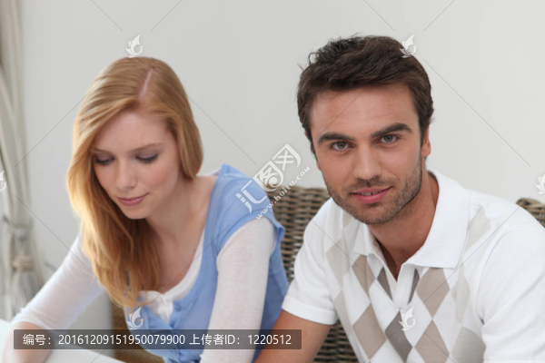 年輕夫婦坐在桌子旁
