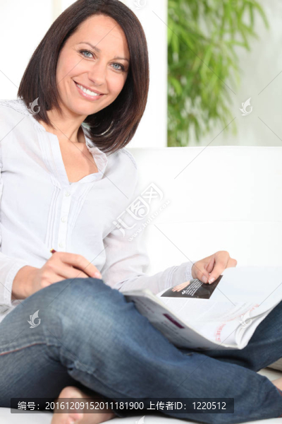 微笑女人閱讀雜志