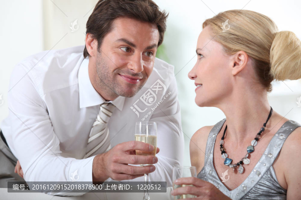 夫妻喝香檳