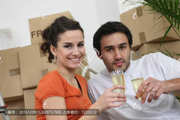 夫婦一起慶祝購買第一套房子