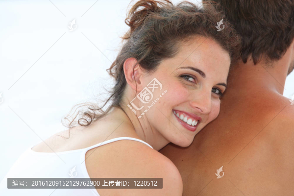 擁抱男人的女人