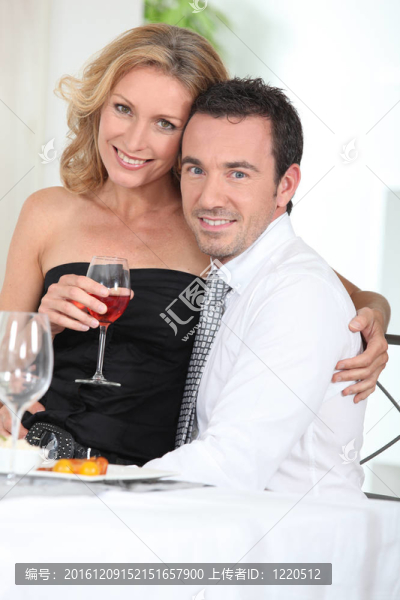 坐在男人大腿上的女人