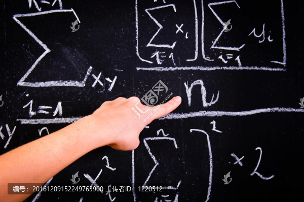 一個(gè)女孩指著數(shù)學(xué)測(cè)驗(yàn)的手