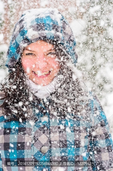一個有很多雪花的女人的焦點圖片