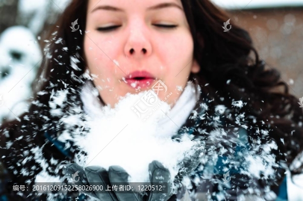 女人吹雪在我的臉上