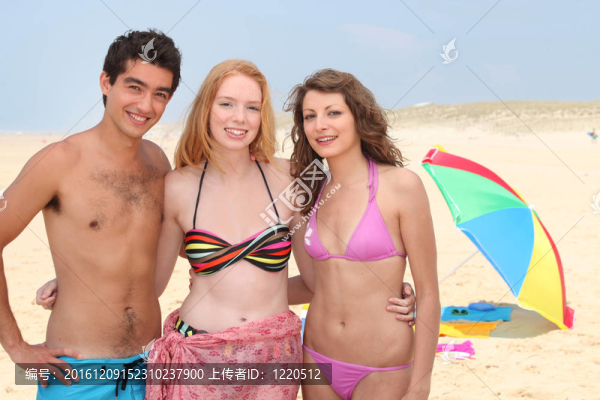 海灘上的三個青少年