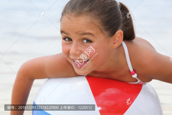 小女孩玩沙灘球