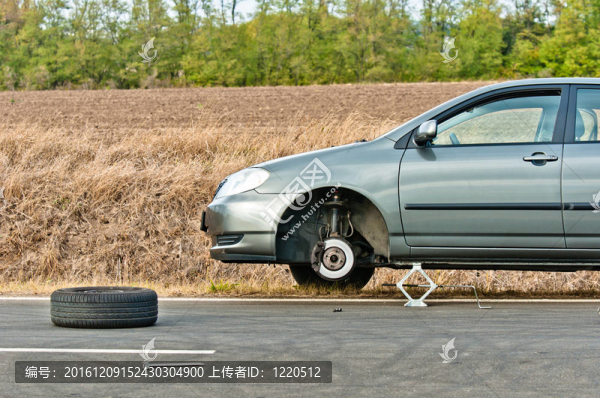 路上沒有輪胎的汽車