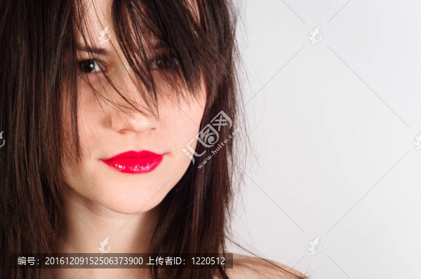 一個紅嘴唇的女人特寫照片