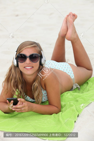 海灘上一位年輕女子的畫像