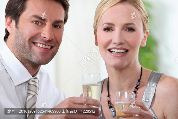 聚會(huì)上的情侶