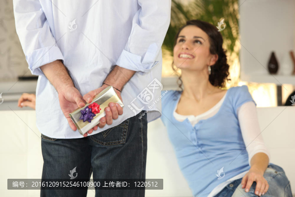 男人給女友治療
