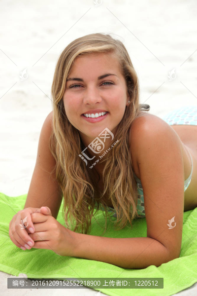 海灘上一位年輕女子的畫像