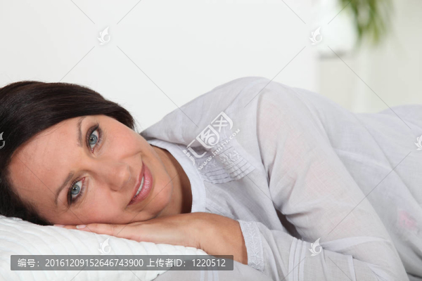躺在墊子上的女人