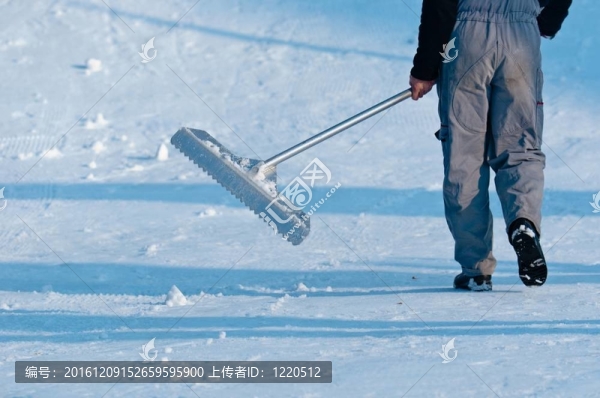男工人從雪中清掃道路