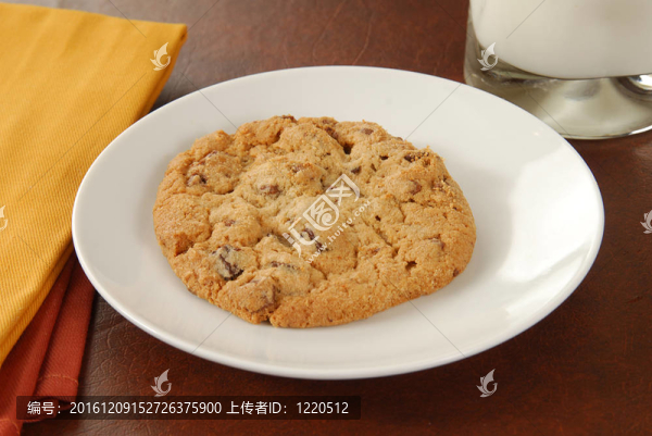 巧克力曲奇餅干和牛奶