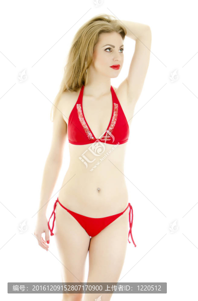 漂亮的女孩在紅色泳裝冒充。白色隔離。