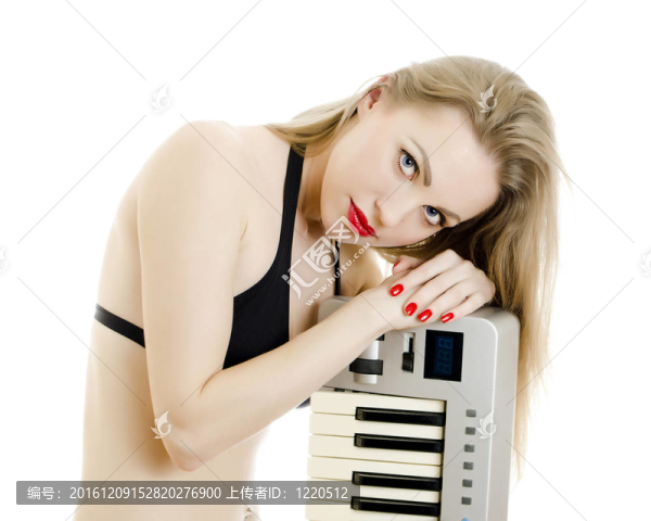 女子用黑色泳裝冒充鋼琴鍵盤。白色隔離。