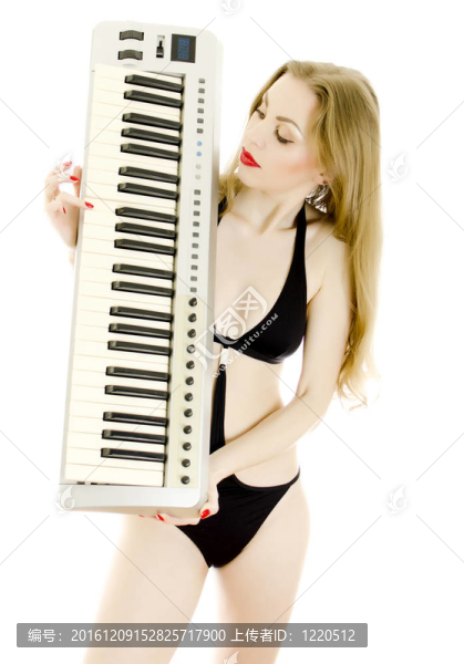 女子用黑色泳裝冒充鋼琴鍵盤。白色隔離。