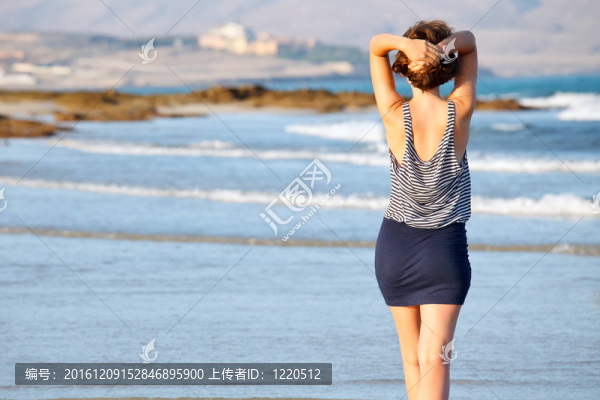 海灘上的年輕女子