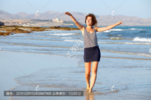 海灘上的年輕女子