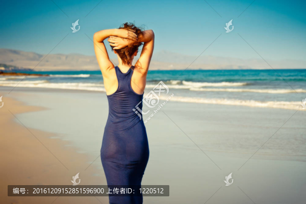 海灘上的年輕女子