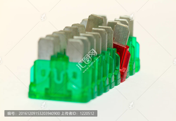 一排綠色汽車保險(xiǎn)絲